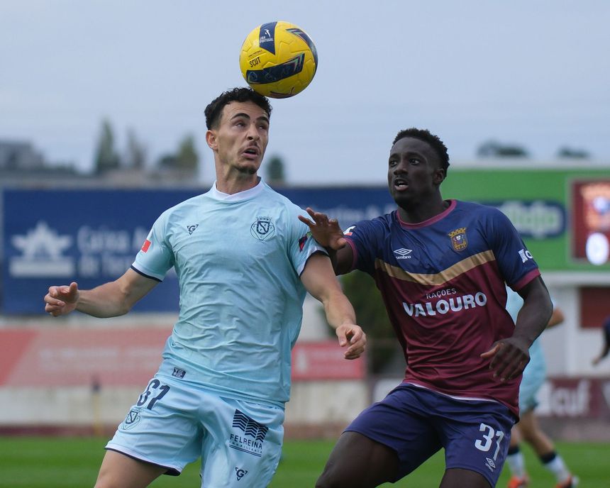 Seydi e António Eiro na disputa da bola (Foto: Torreense)