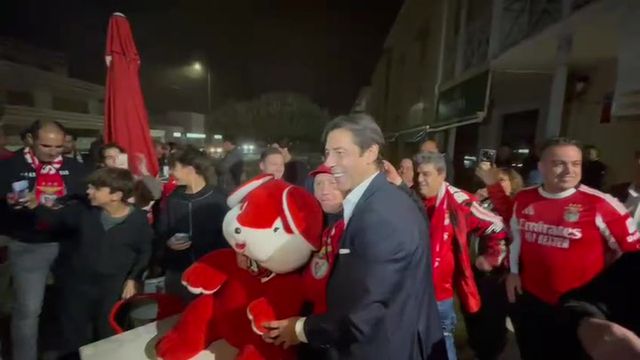 Rui Costa recebido na Batalha — Foto: A BOLA