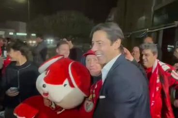 Rui Costa recebido na Batalha — Foto: A BOLA