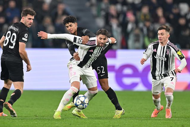 João Simões em duelo com Locatelli no jogo entre a Juventus e o Sporting - Foto: ALESSANDRO DI MARCO/EPA