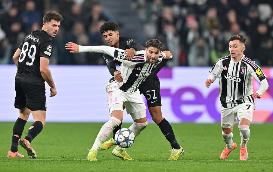 João Simões em duelo com Locatelli no jogo entre a Juventus e o Sporting - Foto: ALESSANDRO DI MARCO/EPA