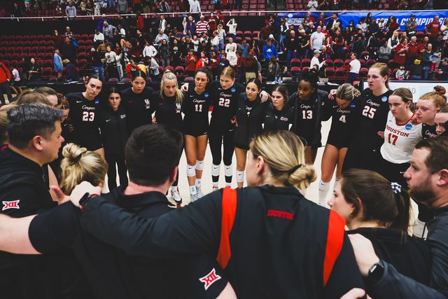 Vídeo: jogadora de voleibol feminino mergulha sobre uma mesa e salva o ponto!