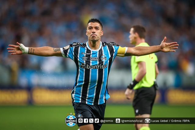 Luis Suárez despediu-se do Grêmio e ainda levou DVD do treinador (vídeo)