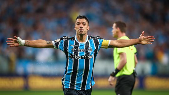 Luis Suárez despediu-se do Grêmio e ainda levou DVD do treinador (vídeo)