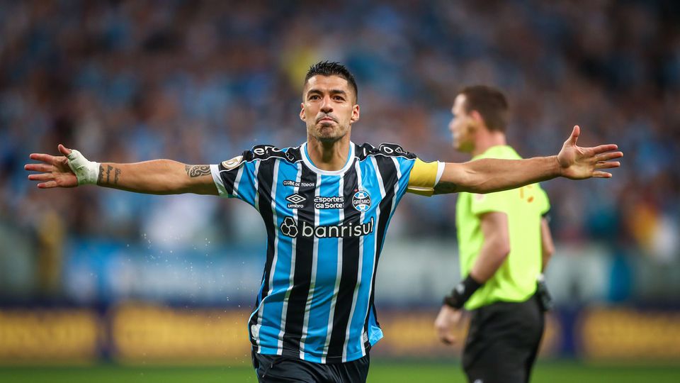 Luis Suárez despediu-se do Grêmio e ainda levou DVD do treinador (vídeo)