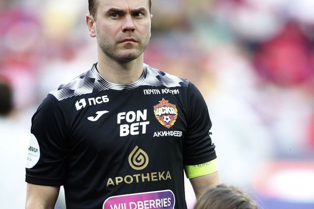 Vídeo: Akinfeev tenta bater pontapé de baliza na neve... à futebol de praia