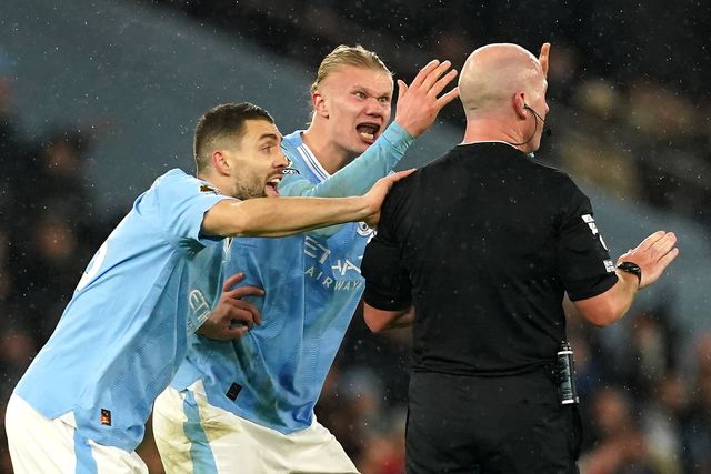 Federação Inglesa vai atrás do Man. City depois de os jogadores rodearem árbitro