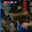 VÍDEO: central do Southampton expulso por puxar o cabelo de Cucurella