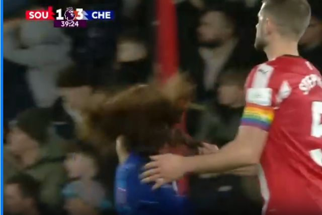 VÍDEO: central do Southampton expulso por puxar o cabelo de Cucurella