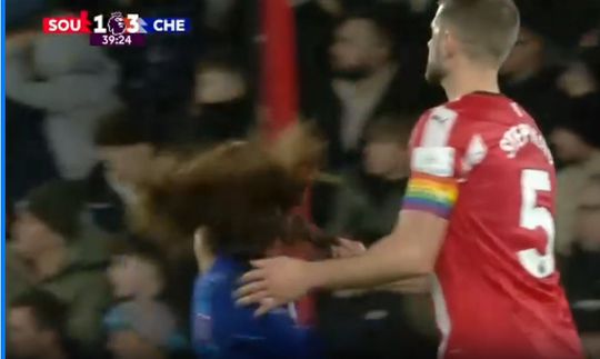 VÍDEO: central do Southampton expulso por puxar o cabelo de Cucurella