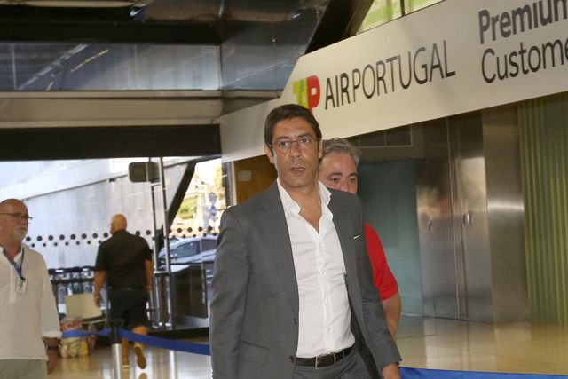 Benfica: Rui Costa atira frase de confiança à partida para Barcelona