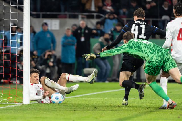 VÍDEOS: falhanço do ano e 'frango' na Taça da Alemanha