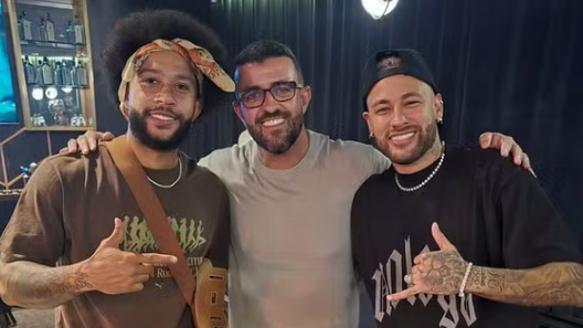 Depay pede regresso de Neymar: «Amaria jogar com ele no Corinthians»