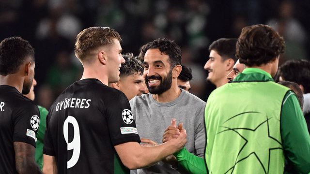 Viktor Gyokeres a cumprimentar Ruben Amorim em Alvalade