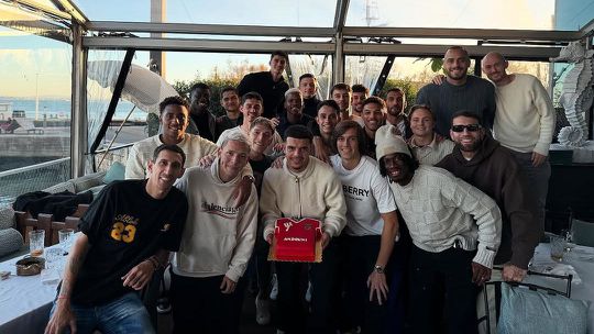 Plantel do Benfica celebra aniversário de Zeki Amdouni