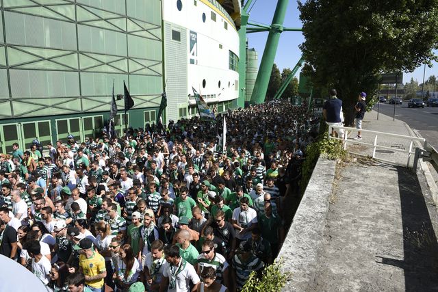 Adeptos do Sporting saem de alvalade em cortejo - Foto: A BOLA