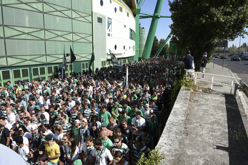 Adeptos do Sporting saem de alvalade em cortejo - Foto: A BOLA