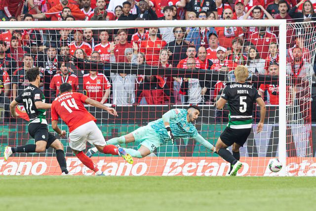 Pavlidis e Rui Silva em ação no jogo da época passada na Luz, que deixou o Sporting a uma vitória do bicampeonato