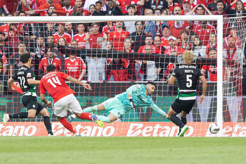 Pavlidis e Rui Silva em ação no jogo da época passada na Luz, que deixou o Sporting a uma vitória do bicampeonato