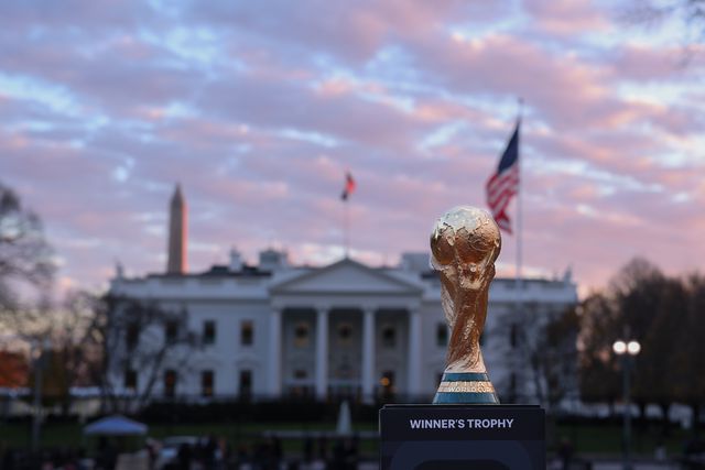Taça do Mundial em frente à Casa Branca - Foto: FIFA