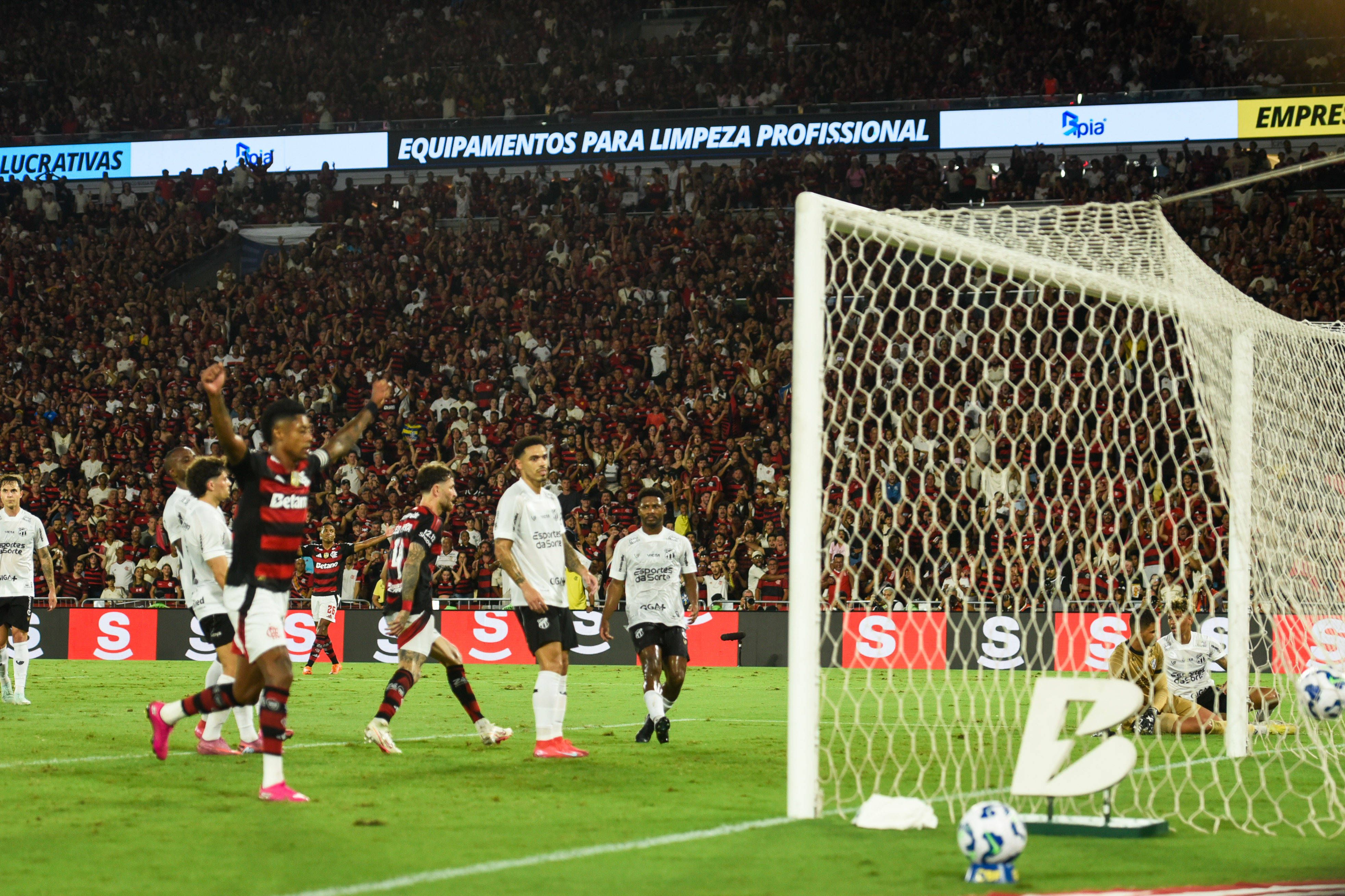 Samuel Lino celebra golo que confirmou título de campeão do Flamengo