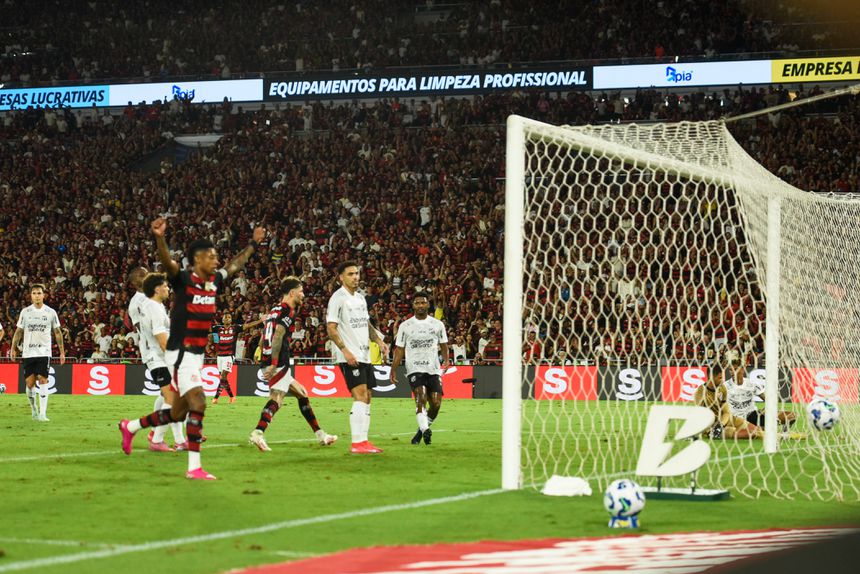 Samuel Lino celebra golo que confirmou título de campeão do Flamengo