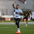 Neymar levou a bola para casa depois dos três golos ao Juventude