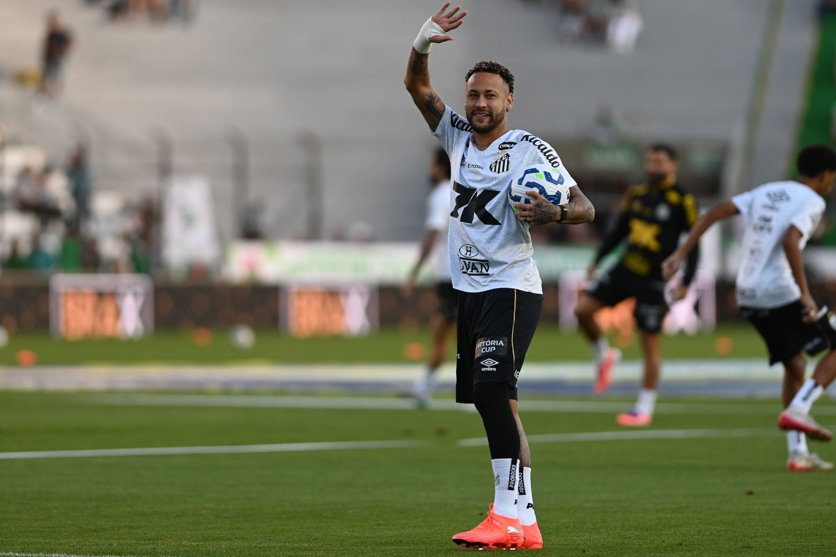 Neymar levou a bola para casa depois dos três golos ao Juventude