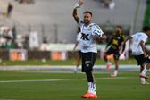Neymar levou a bola para casa depois dos três golos ao Juventude