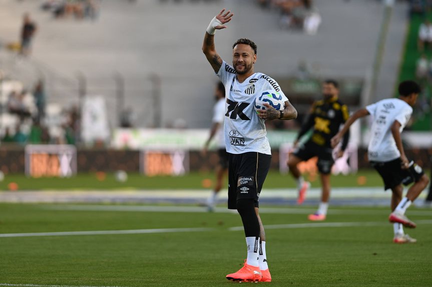 Neymar levou a bola para casa depois dos três golos ao Juventude