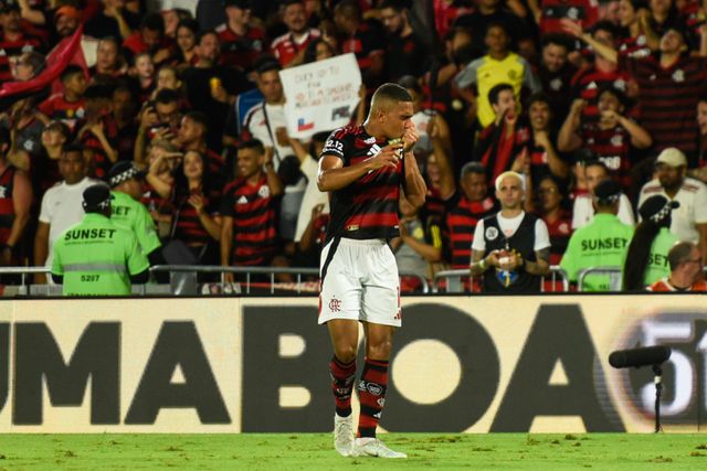 Samuel Lino celebra golo que confirma título brasileiro para o Flamengo