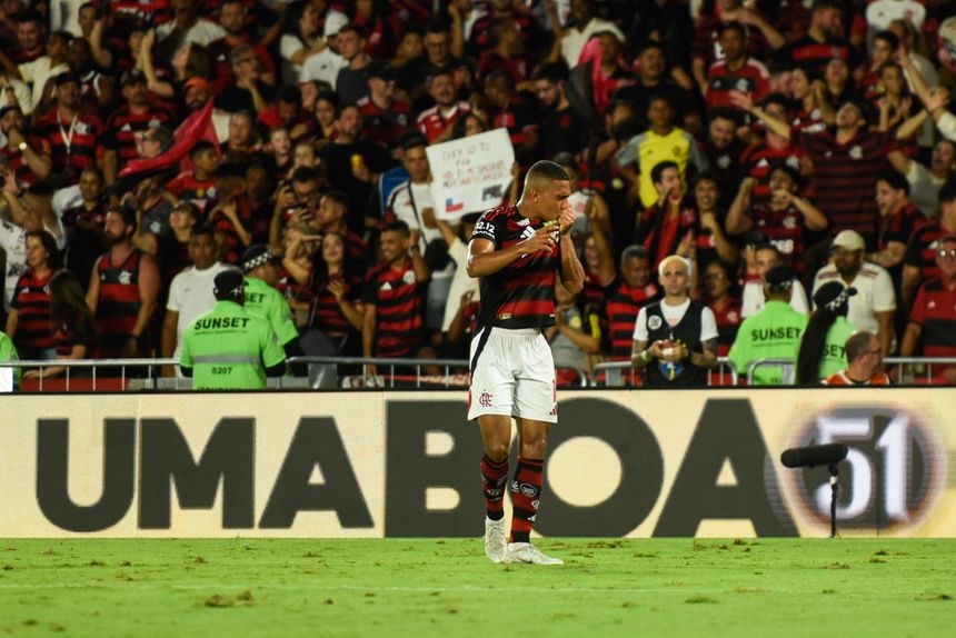 Samuel Lino celebra golo que confirma título brasileiro para o Flamengo