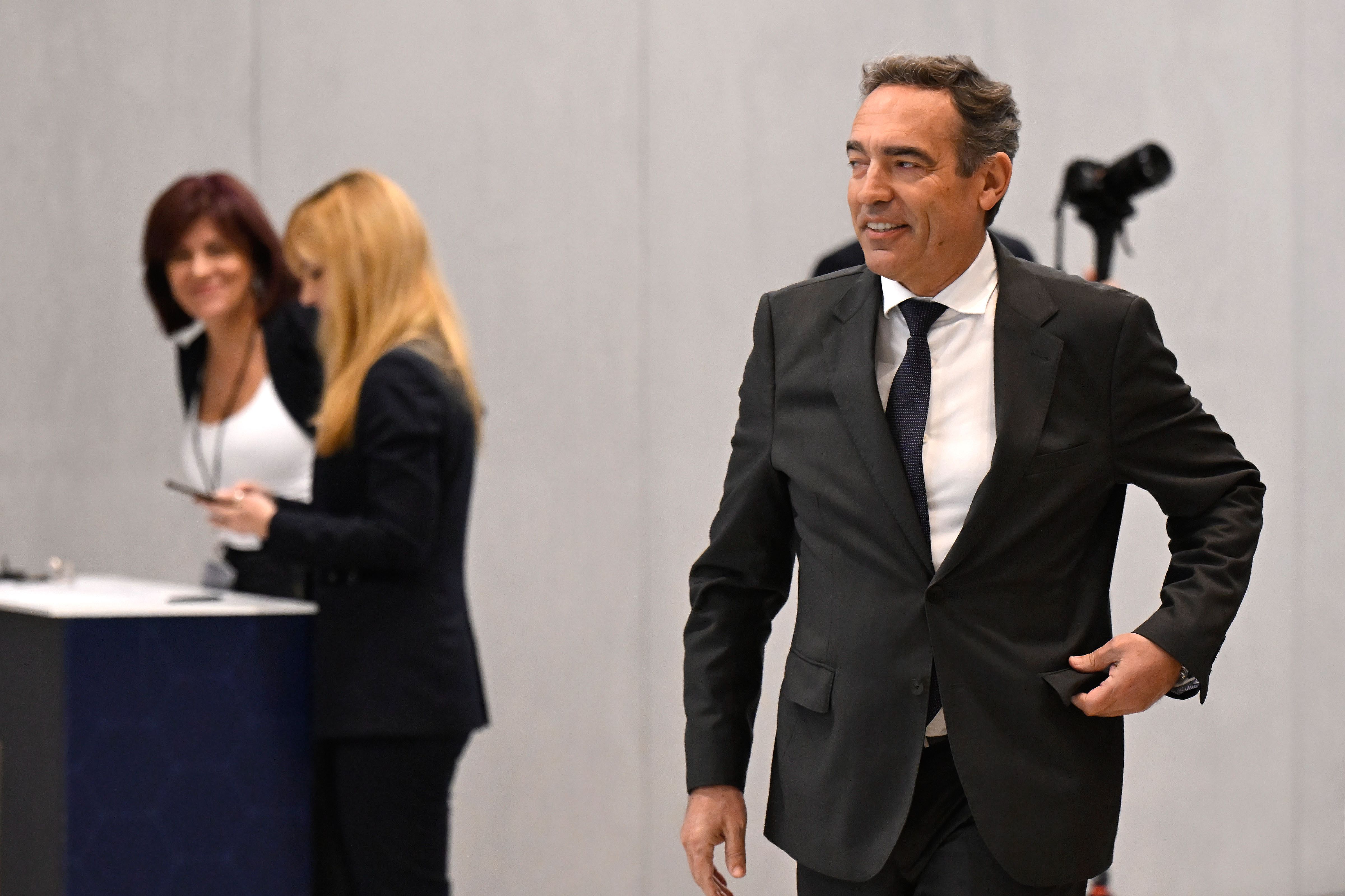 Reinaldo Teixeira, presidente da Liga, à entrada para a 16ª cimeira dos Presidentes da Liga Portuguesa de Futebol Profissional realizada esta manhã na sede da Liga Portugal, no Porto. 3 de dezembro de 2025. FERNANDO VELUDO/LUSA