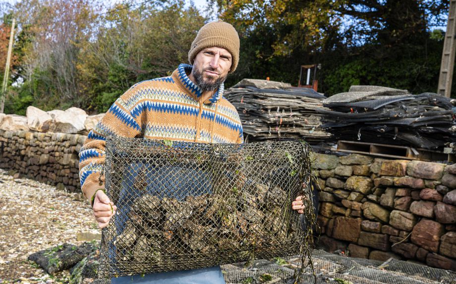 Benoit Costil está a explorar um viveiro que estava abandonado há 20 anos com um amigo