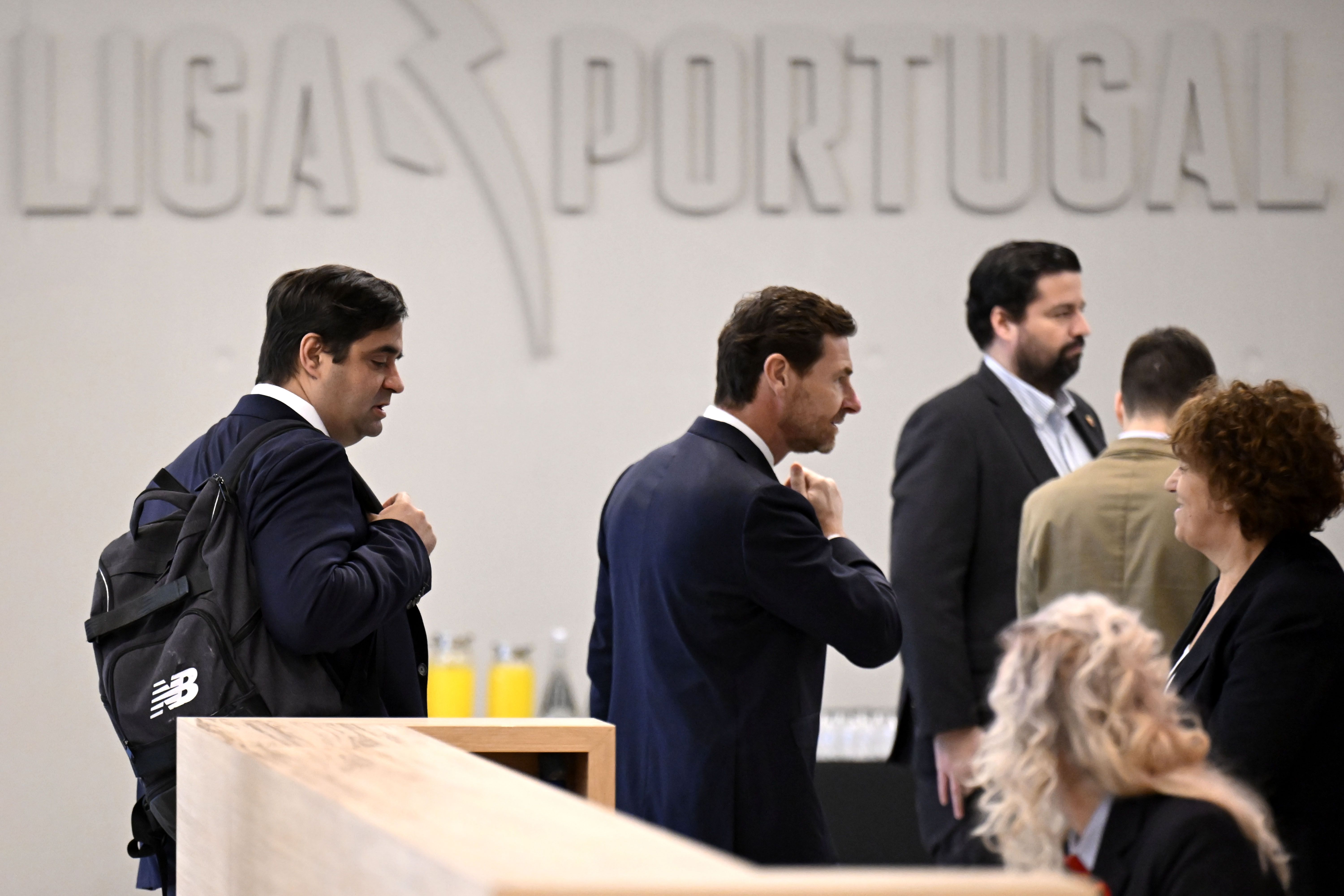 André Villas-Boas, presidente do FC Porto, acompanhado pelo 'vice', Tiago Madureira, à entrada para a 16ª cimeira dos Presidentes da Liga Portuguesa realizada esta manhã na sede da Liga Portugal, no Porto. 3 de dezembro de 2025. FERNANDO VELUDO/LUSA
