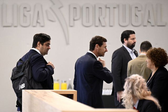 André Villas-Boas, presidente do FC Porto, acompanhado pelo 'vice', Tiago Madureira, à entrada para a 16ª cimeira dos Presidentes da Liga Portuguesa realizada esta manhã na sede da Liga Portugal, no Porto. 3 de dezembro de 2025. FERNANDO VELUDO/LUSA
