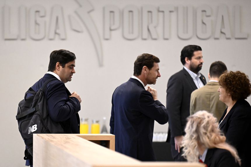 André Villas-Boas, presidente do FC Porto, acompanhado pelo 'vice', Tiago Madureira, à entrada para a 16ª cimeira dos Presidentes da Liga Portuguesa realizada esta manhã na sede da Liga Portugal, no Porto. 3 de dezembro de 2025. FERNANDO VELUDO/LUSA