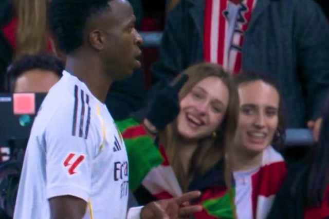 Gesto de Vinícius Júnior a assinalar os três golos do Real Madrid