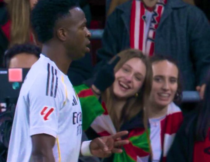 Gesto de Vinícius Júnior a assinalar os três golos do Real Madrid