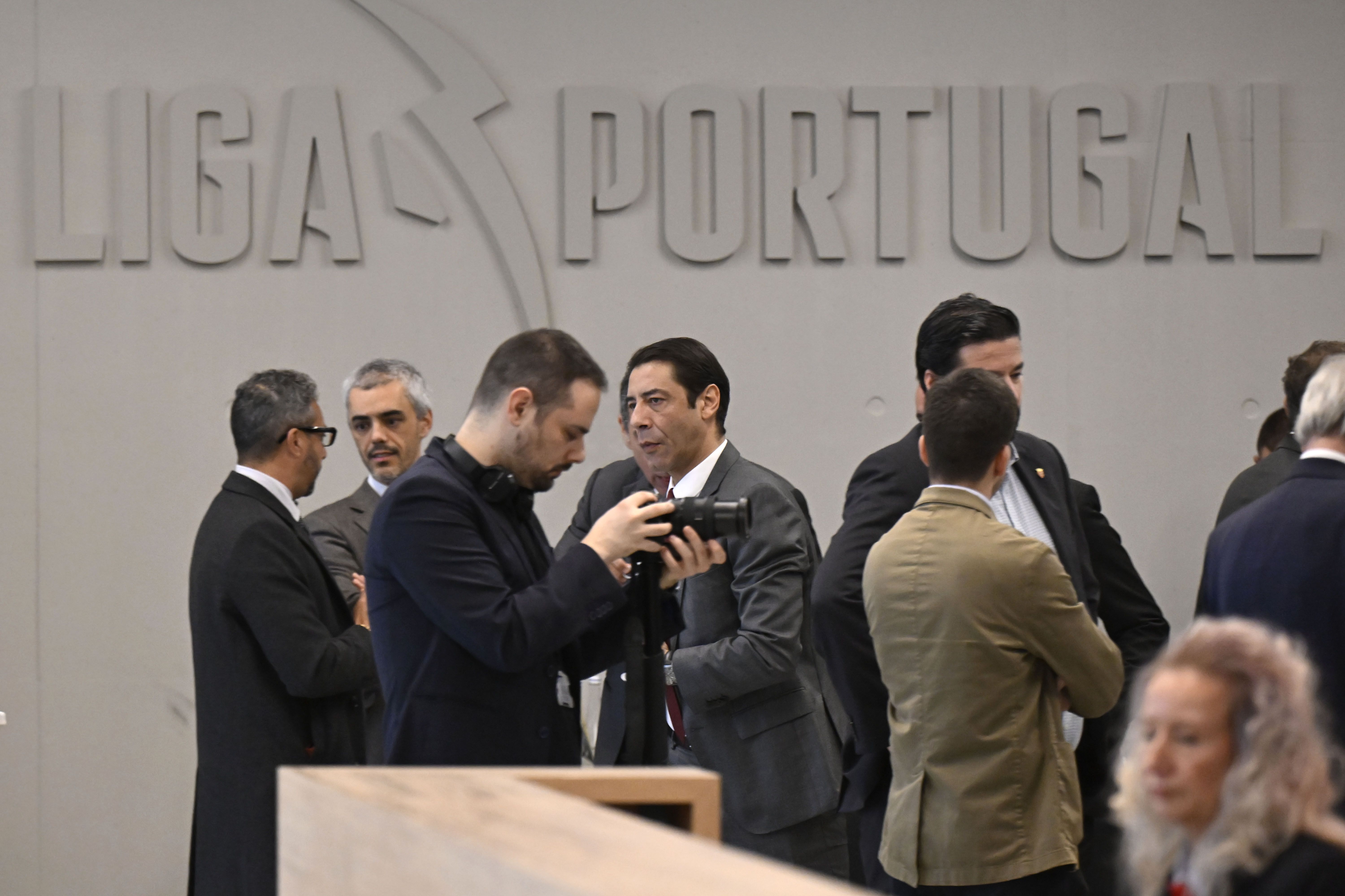 Rui Costa, presidente do Benfica, à entrada para a 16ª cimeira dos Presidentes da Liga Portuguesa de Futebol Profissional realizada esta manhã na sede da Liga Portugal, no Porto. 3 de dezembro de 2025. FERNANDO VELUDO/LUSA