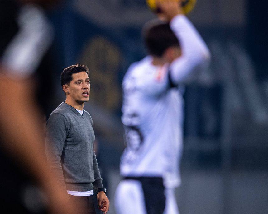 Luís Pinto, treinador do Vitória de Guimarães, quer melhor eficácia ofensiva na visita ao reduto do Rio Ave