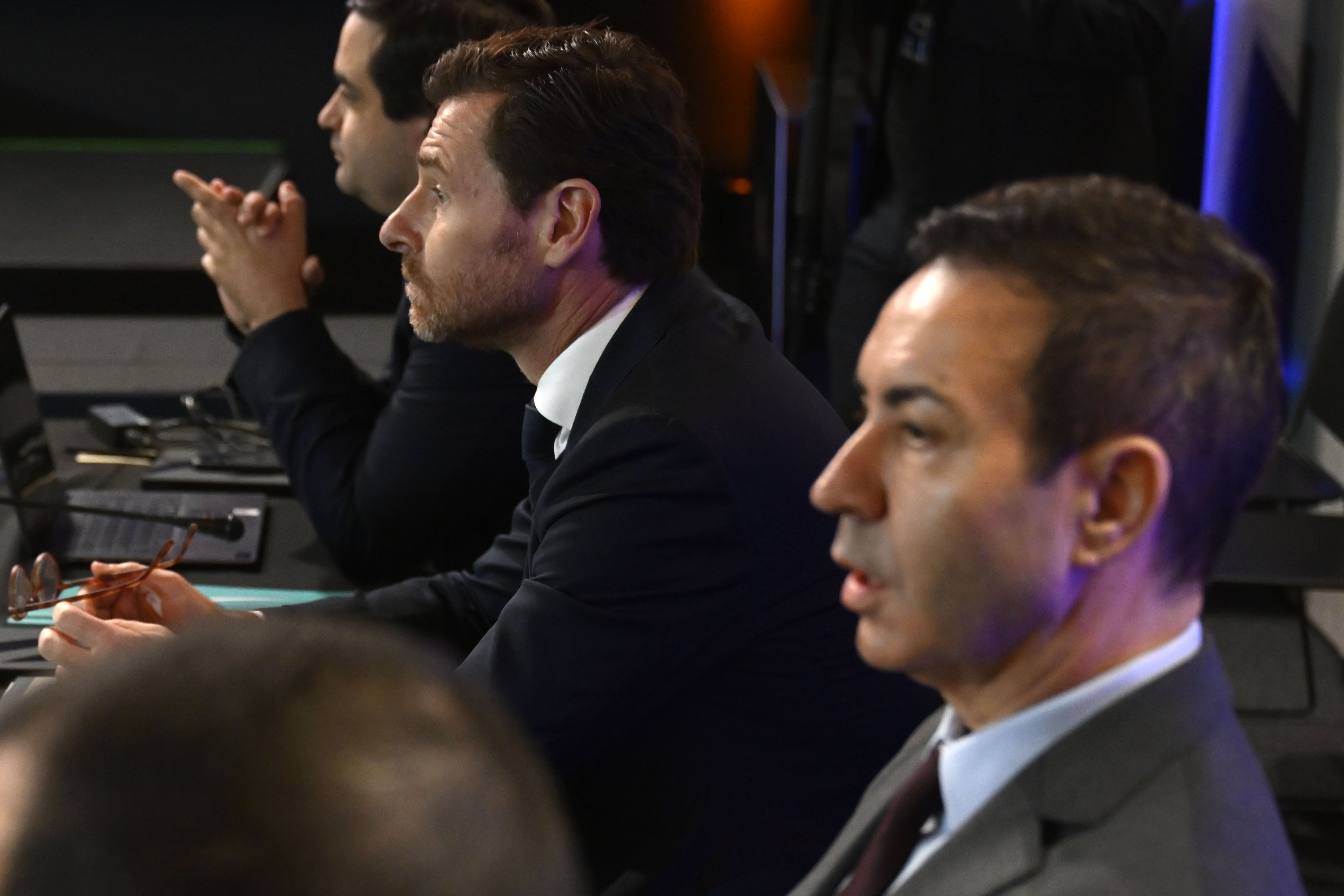 André Villas-Boas e António Salvador, presidentes de FC Porto e SC Braga, na 16ª cimeira dos Presidentes da Liga, realizada esta manhã na sede da Liga Portugal, no Porto. 3 de dezembro de 2025. FERNANDO VELUDO/LUSA