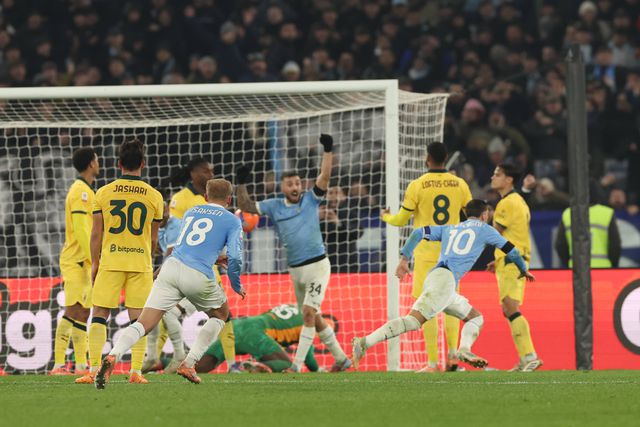 Mattia Zaccagni, da Lazio, festeja o golo que afastou o Milan da Taça de Itália