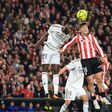 Rudiger e Mikel Jauregizar disputam uma bola na vitória do Real Madrid em casa do Athletic Bilbao