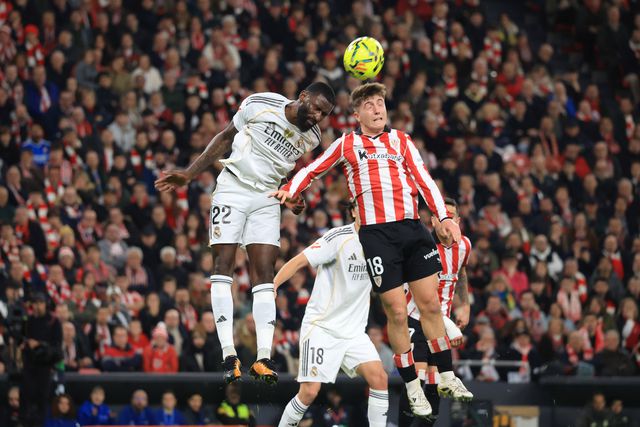 Rudiger e Mikel Jauregizar disputam uma bola na vitória do Real Madrid em casa do Athletic Bilbao