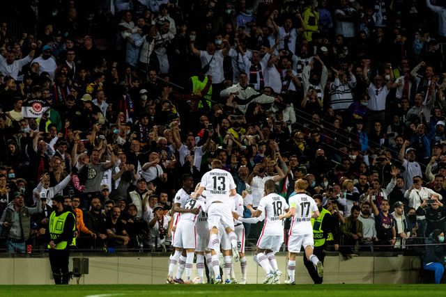 Adeptos do Eintracht inundaram Camp Nou em abril de 2022