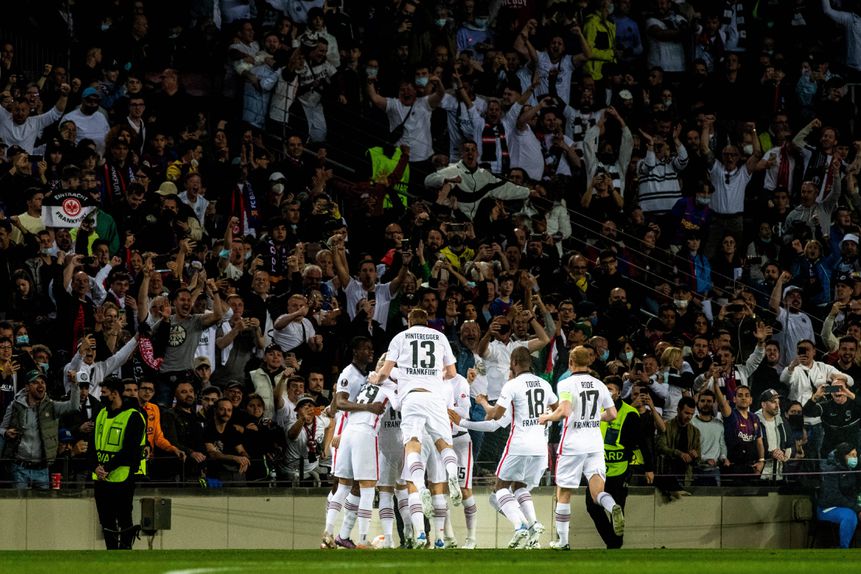 Adeptos do Eintracht inundaram Camp Nou em abril de 2022