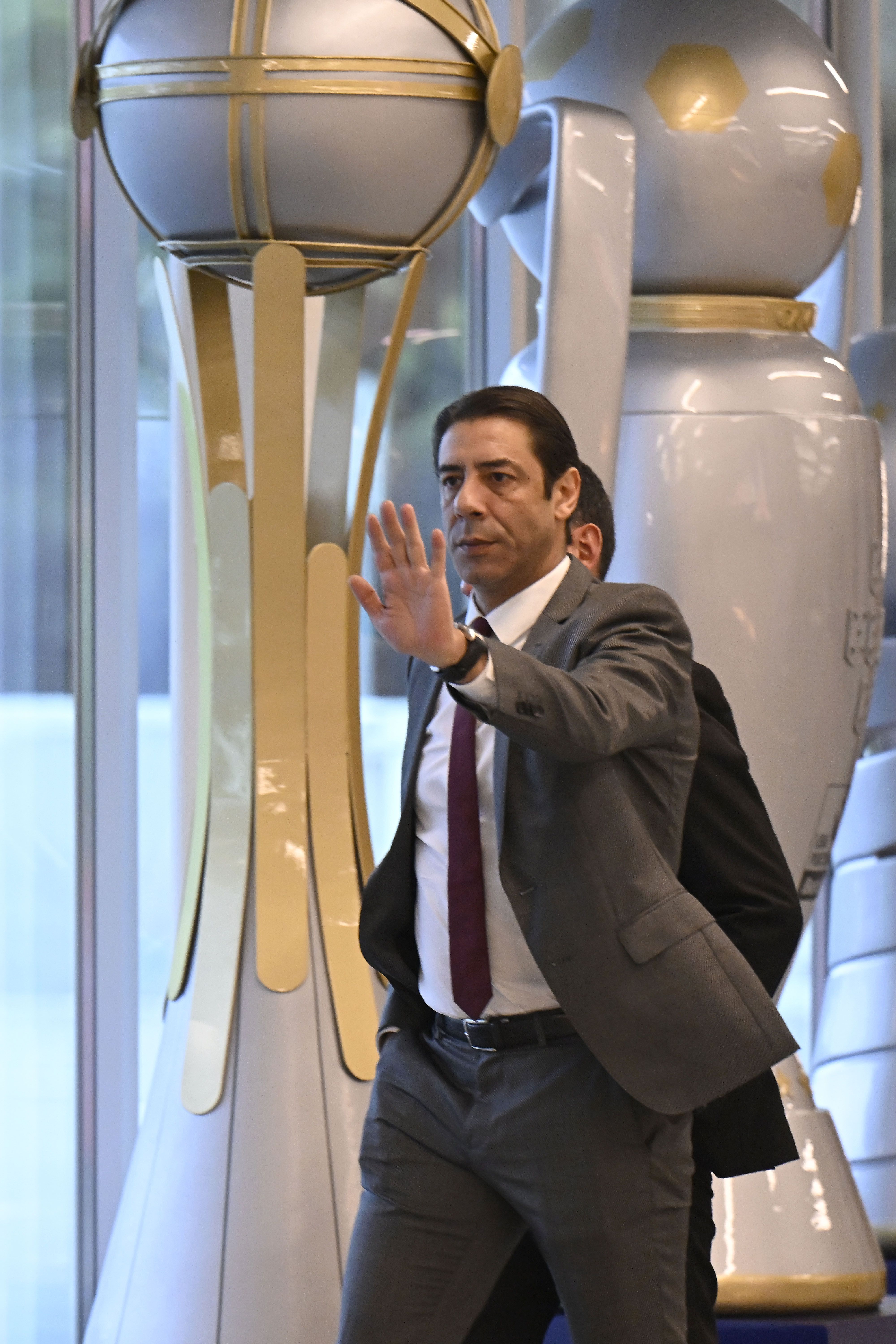 Rui Costa, presidente do Benfica, à entrada para a 16ª cimeira dos Presidentes da Liga Portuguesa de Futebol Profissional realizada esta manhã na sede da Liga Portugal, no Porto. 3 de dezembro de 2025. FERNANDO VELUDO/LUSA