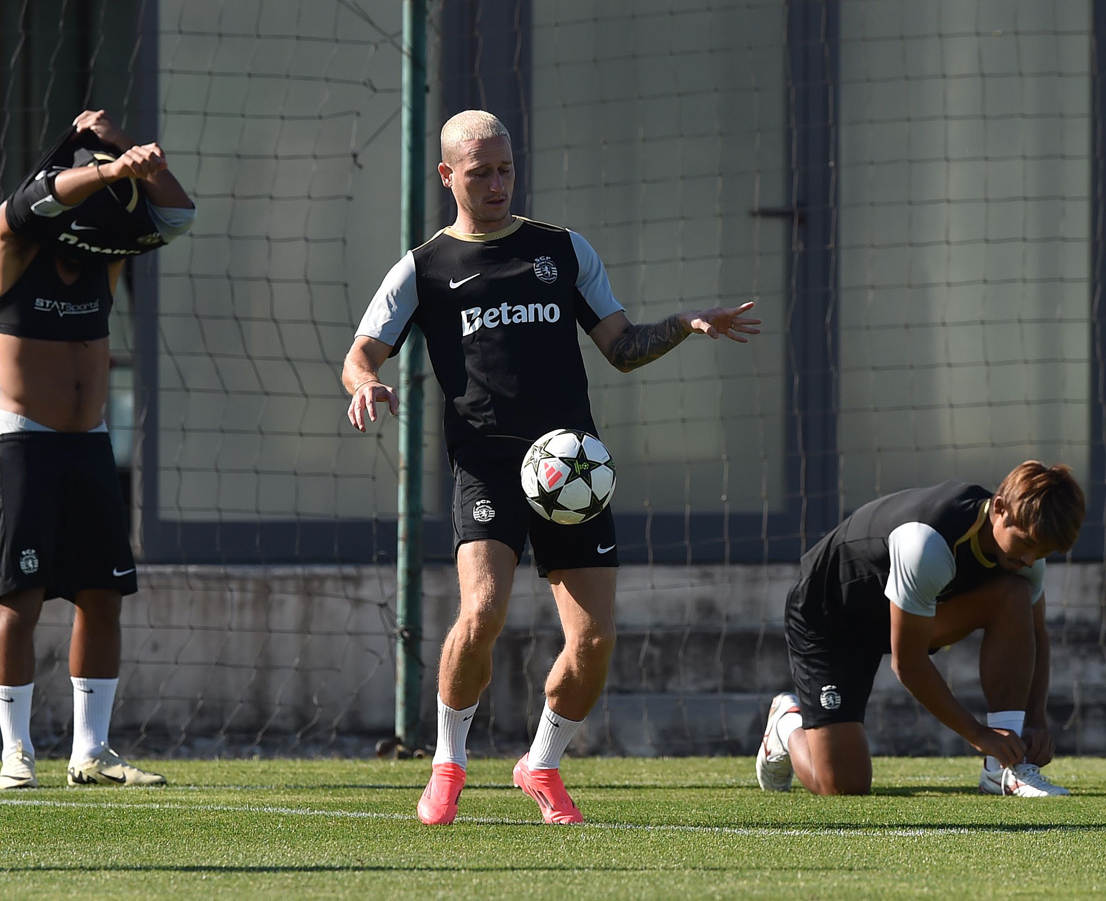 Nuno Santos recupera de intervenção cirúrgica ao joelho direito devido a rotura do tendão rotuliano. Esteve 389 dia sem ir ao relvado - Foto: MIGUEL NUNES