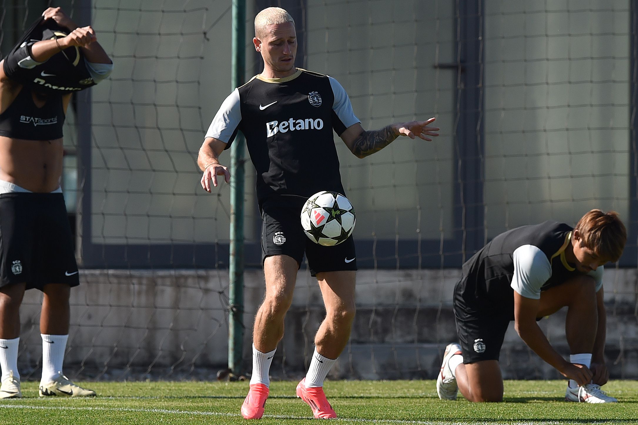 Nuno Santos recupera de intervenção cirúrgica ao joelho direito devido a rotura do tendão rotuliano. Esteve 389 dia sem ir ao relvado - Foto: MIGUEL NUNES